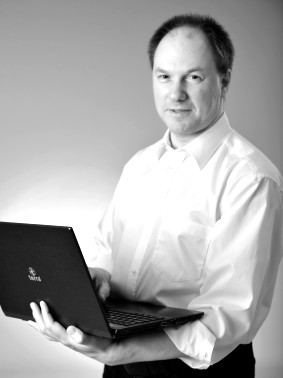 Dipl.-Ing. Dipl.-Inform. Rainer Nolte, stets mit einem Computer unterwegs Dipl.-Ing. Dipl.-Inform. Rainer Nolte, stets mit einem Computer unterwegs